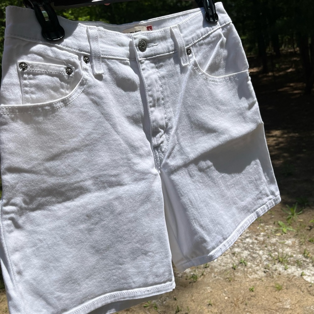 White Levi's Stretchy Shorts Size 8 - Picture 11 of 11